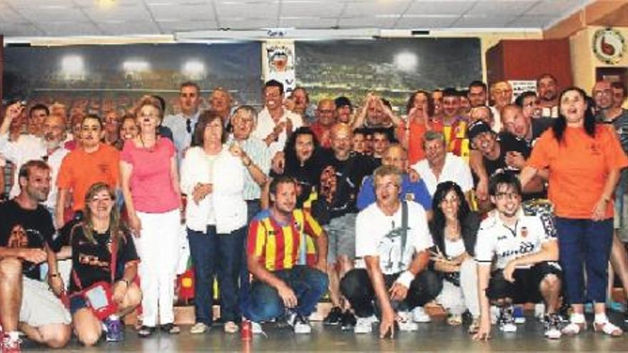 Amadeo Salvo, en el centro, junto a los peñistas que celebraron ayer la concentración de peñas de Valencia capital.