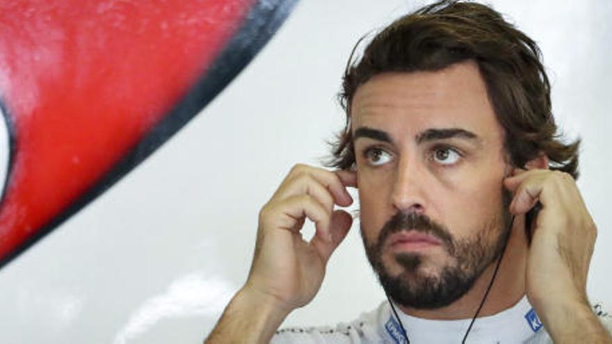 Fernando Alonso sigue desde sus vacaciones el culebrón sobre el sustituto de Rosberg.