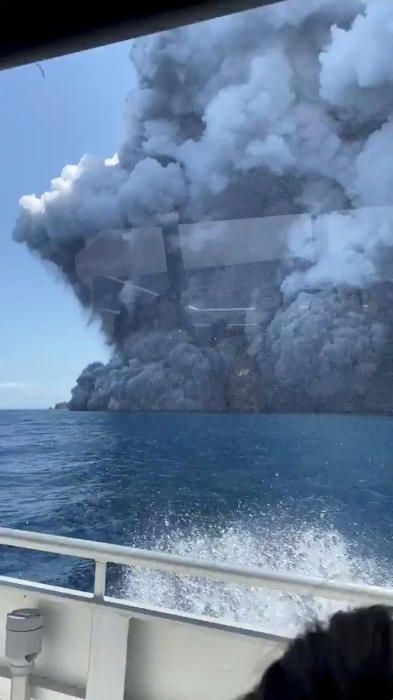 Erupción del volcán Whakaari en Nueva Zelanda.