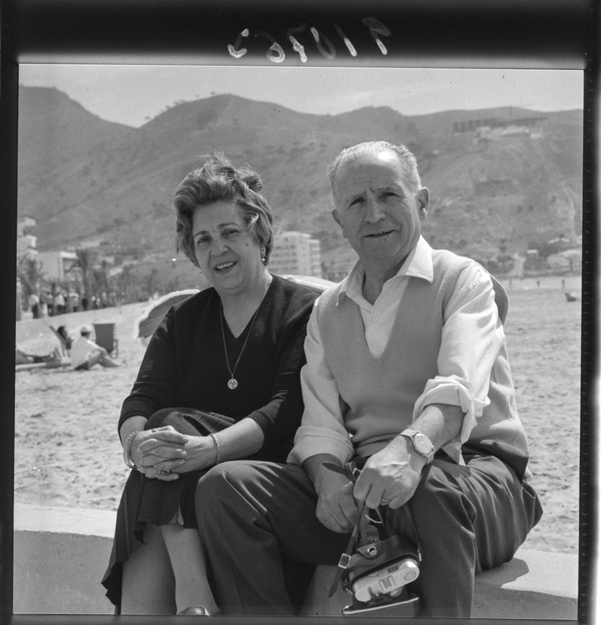 'D. Faustino Pardo y señora en Benidorm', retrato de una pareja de turistas en la ciudad mediterránea en 1963.