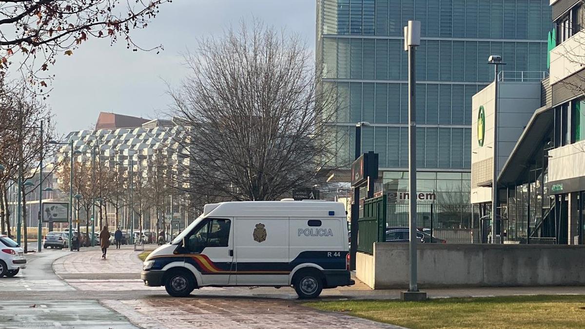 La joven que asesinó a su novio en Zaragoza, en un furgón policial camino del juzgado, este miércoles