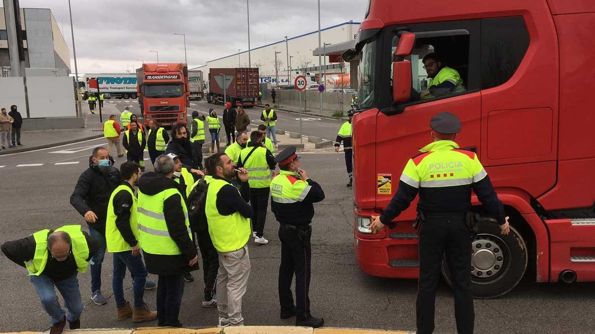 Piquetes en la Zona Franca de Barcelona en el primer día de huelga de transportes.