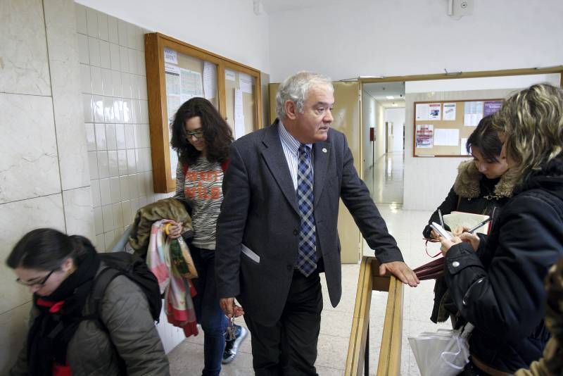 Fotogalerías del foco caído en un aula de la Facultada de Filosofía y Letras de Zaragoza