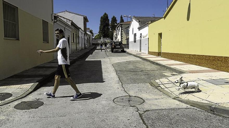 Vecinos de la calle Benlliure de Cáceres exigen el arreglo de la calzada del barrio