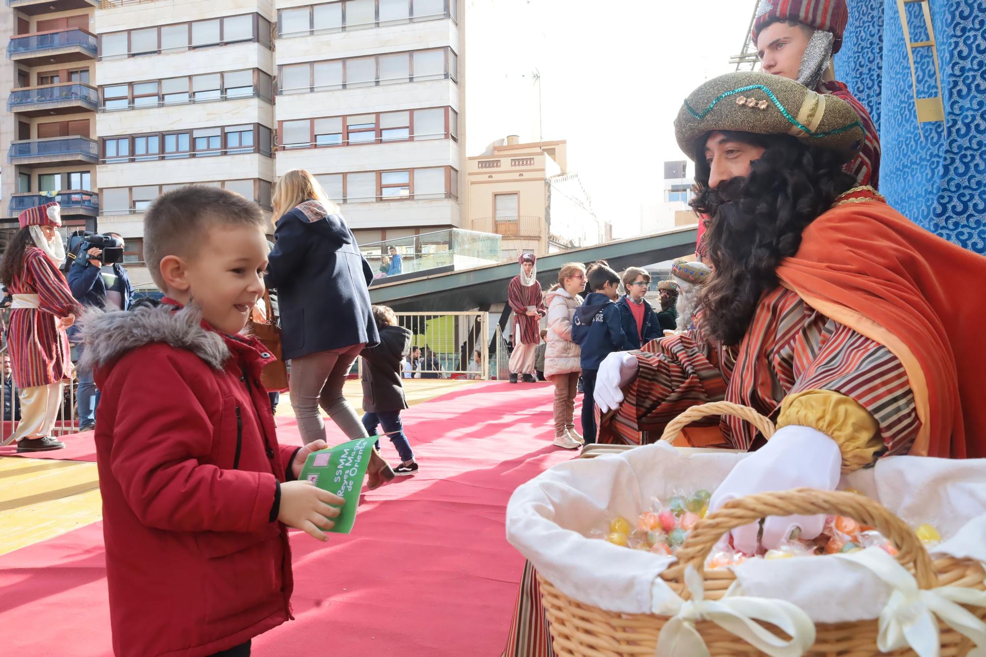 Multitudinaria entrega de las cartas de los niños de Vila-real a los pajes reales