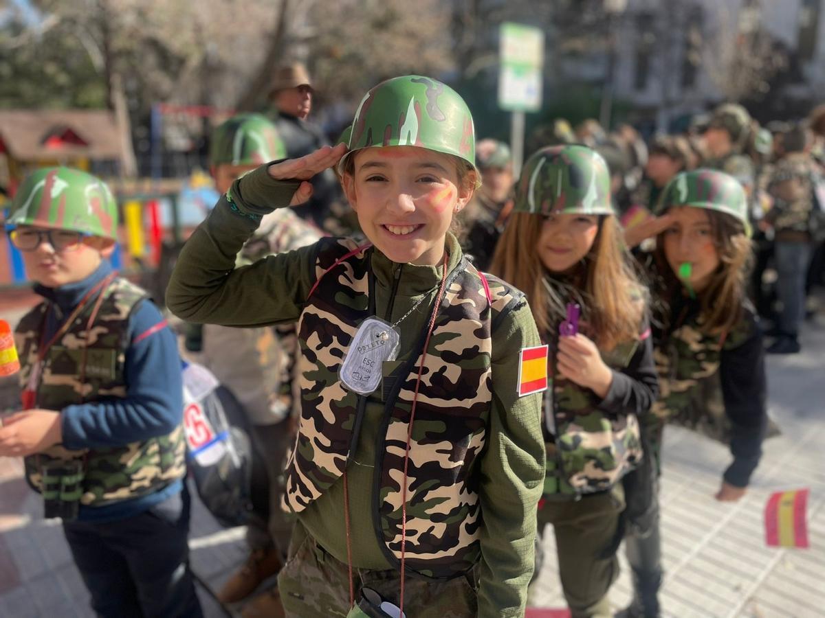Escolares disfrazados de militares.