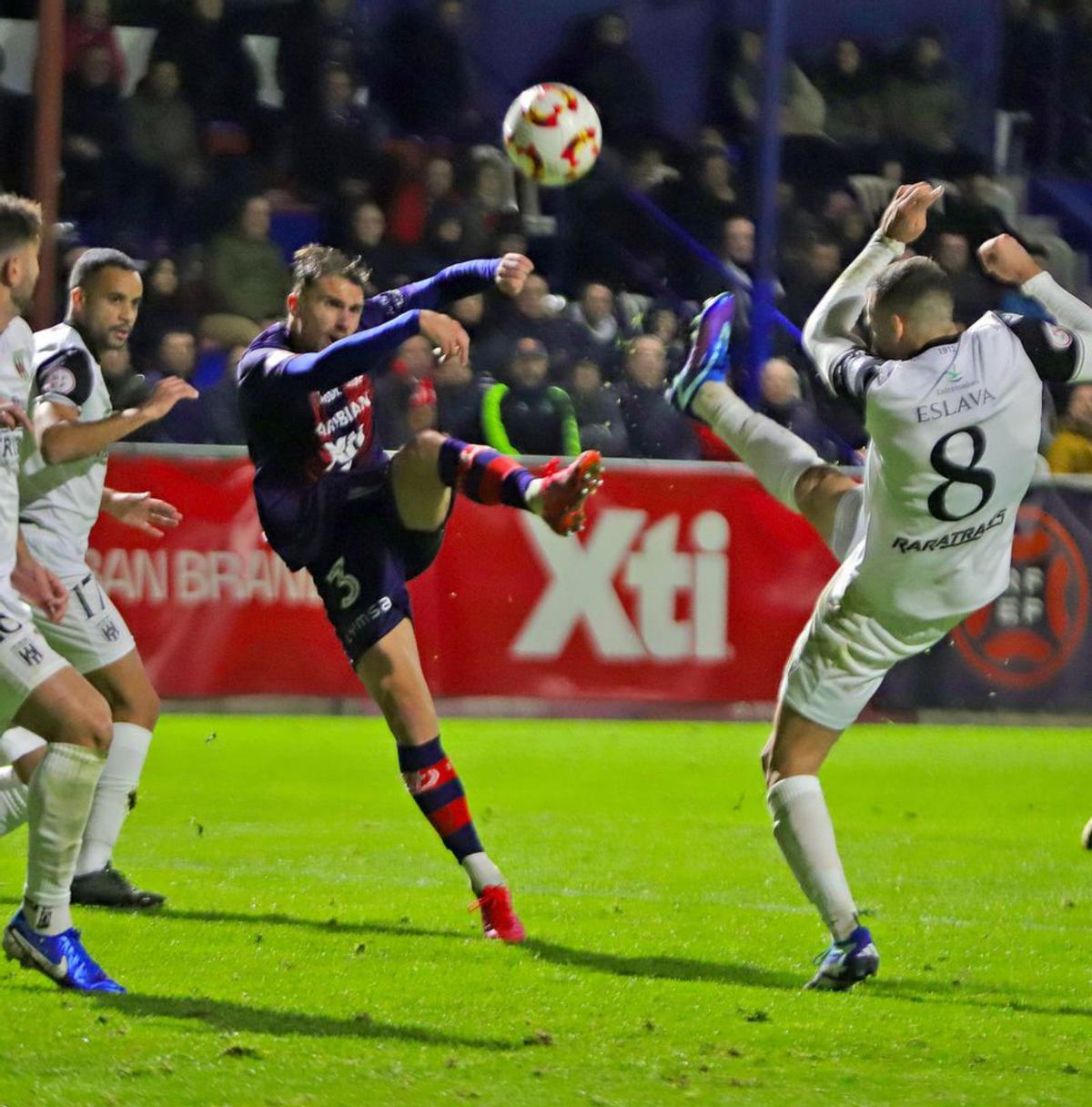 Morros disputa un balón frente a un rival. |
