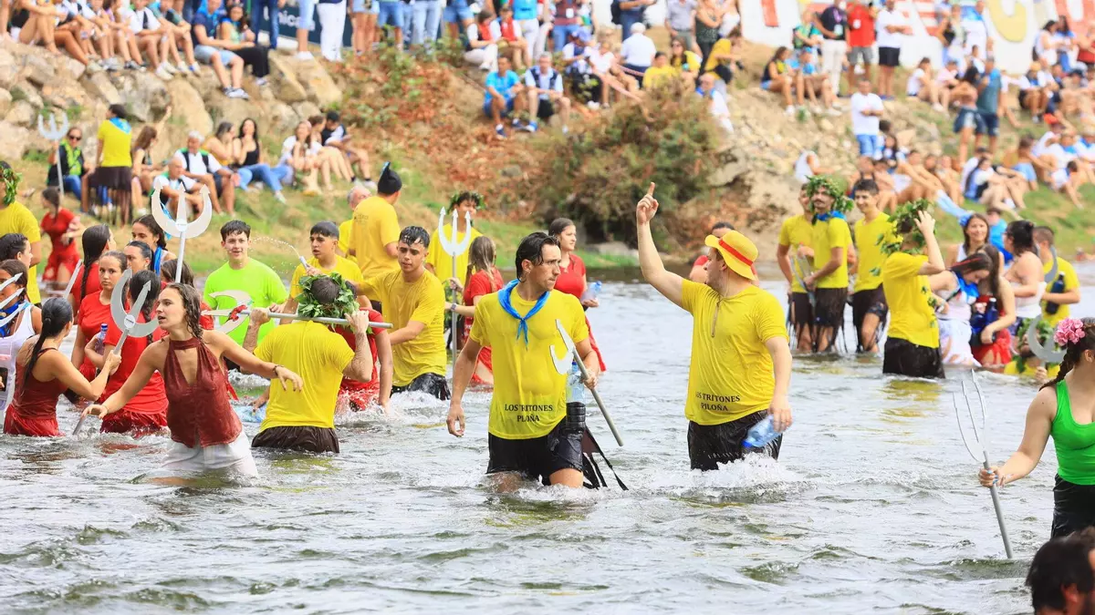 La marea del Sella toma Arriondas: así fue el multitudinario desfile rumbo al descenso