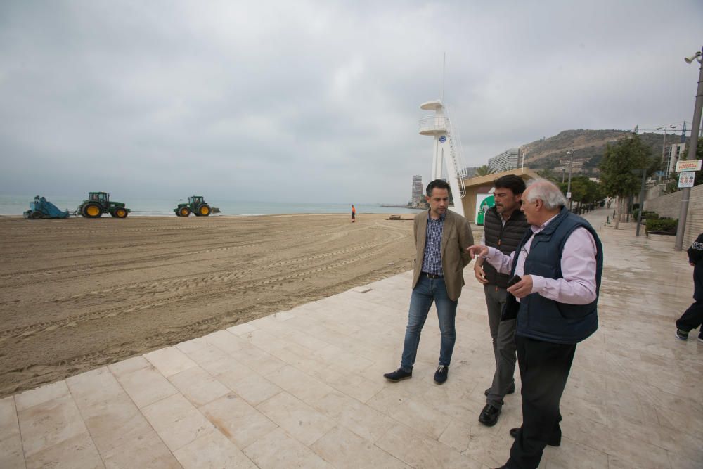 Imágenes de la playa de San Juan, donde la lluvia ha ocasionado serios daños en el arenal y el paseo peatonal.