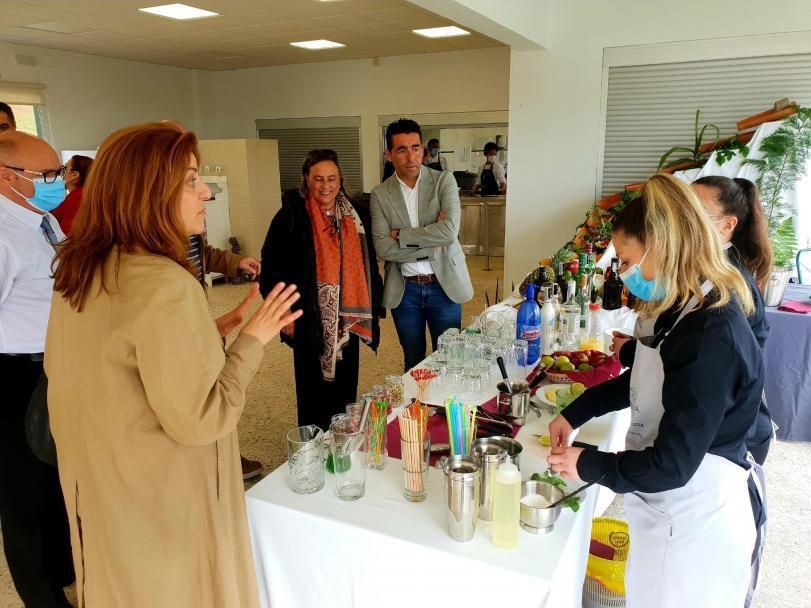 La visita del delegado de la Xunta, la jefa territorial de Emprego e Igualdade y la teniente de alcalde, Ángeles Domínguez. | // FDV