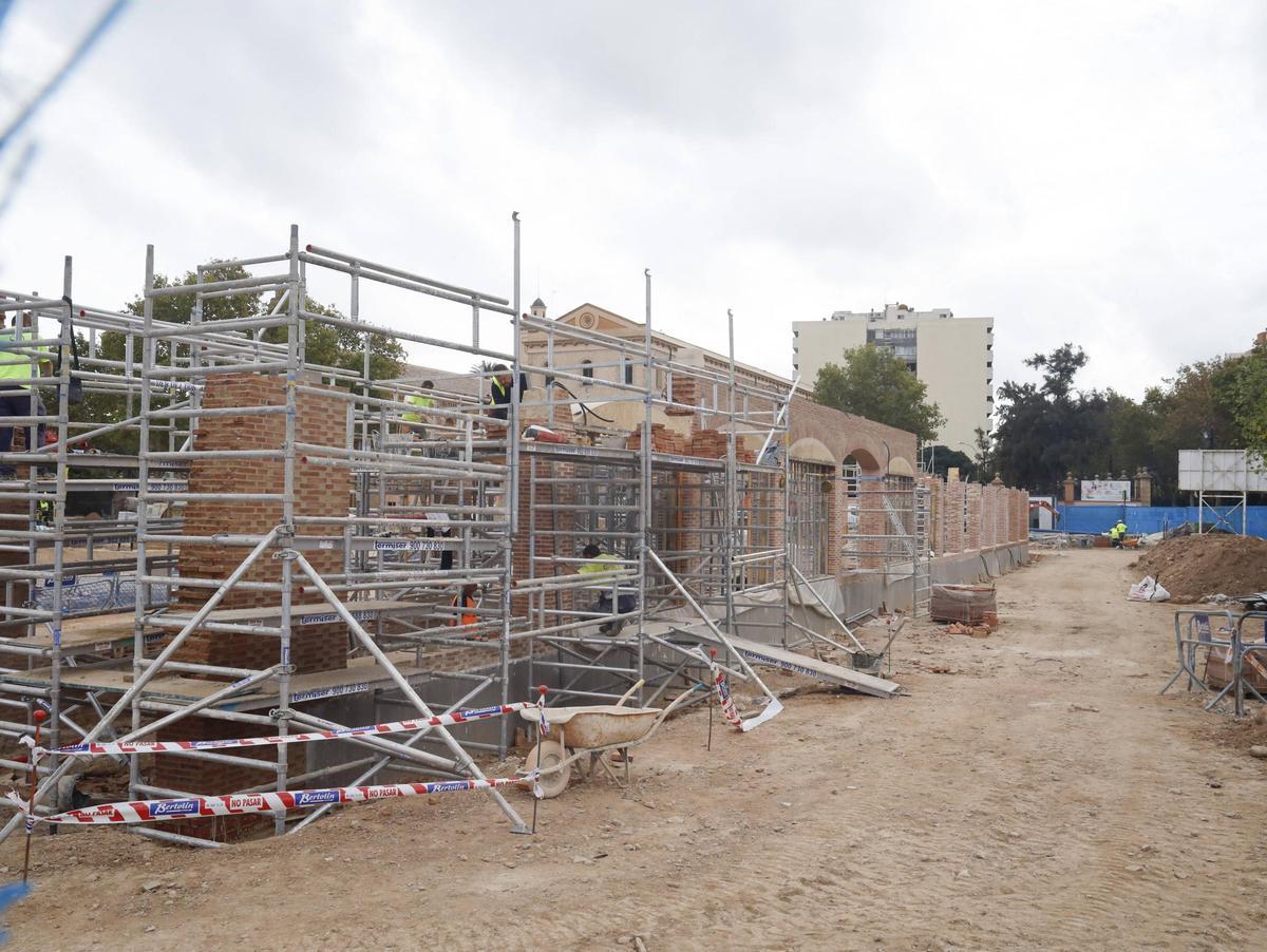 El muro de adobe nuevo del Jardín de Trini Simó, antiguo solar de Jesuitas, en el cruce de la Petxina con Fernando el Católico