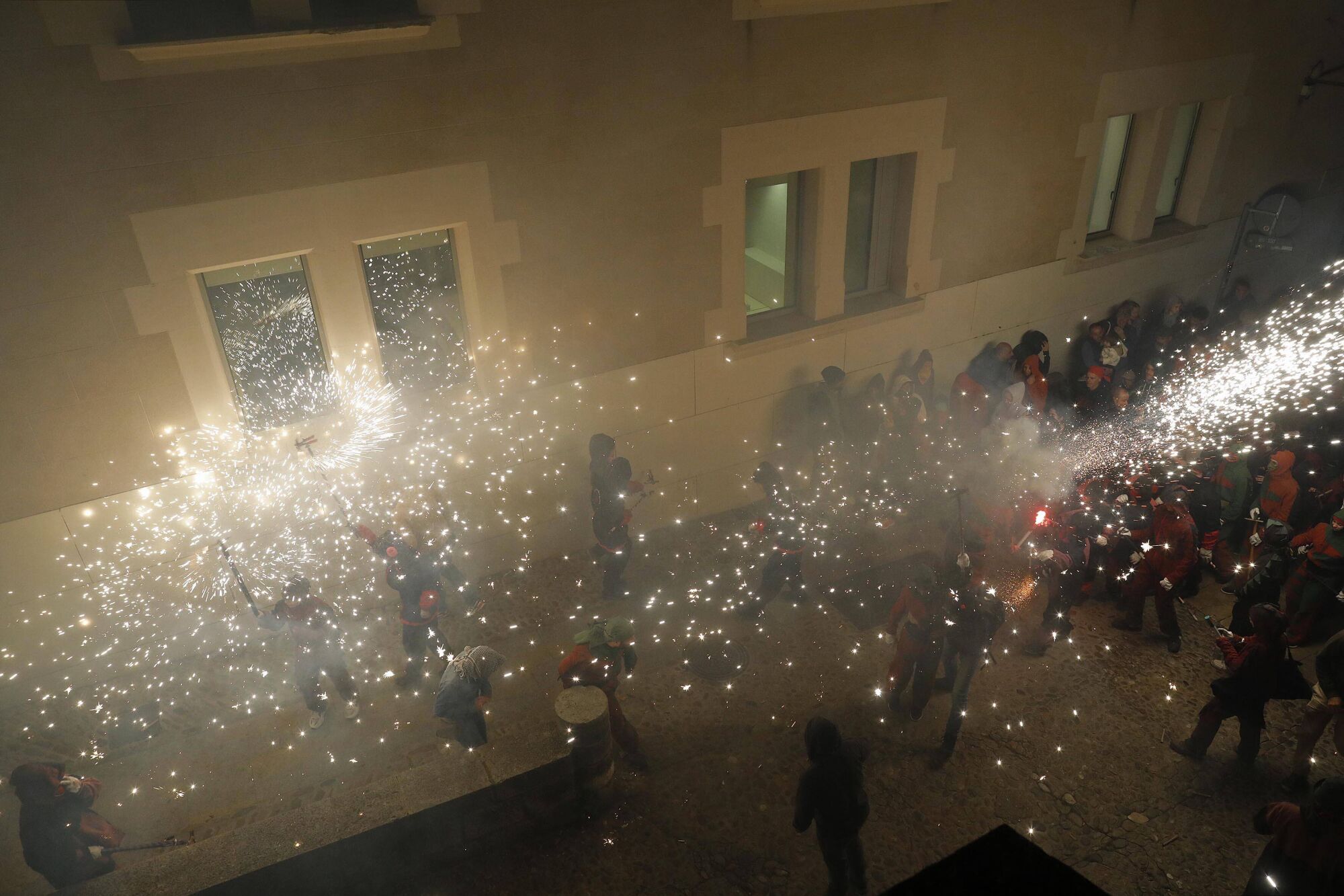 Girona. Plaça Sant Domenec. Correfoc infantil amb els Trons de l'Onyar. Fires.