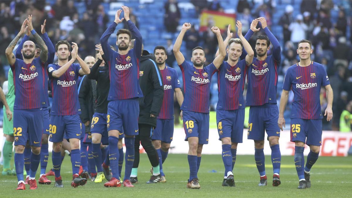 Los jugadores del FC Barcelona celebran en el Santiago Bernabéu su triunfo en el clásico 2017/18 sobre el Real Madrid