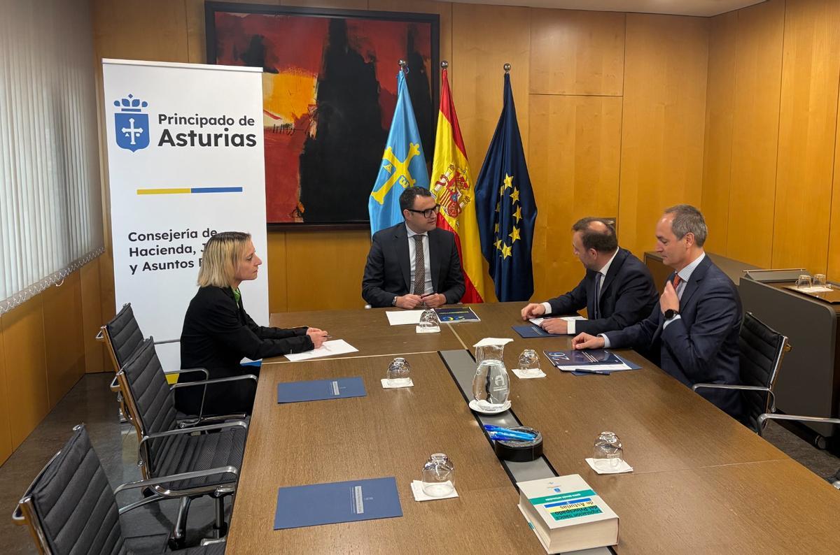Mar Salgado y Guillermo Peláez con los representantes de la Asociación Española de Asesores Fiscales (Aedaf).