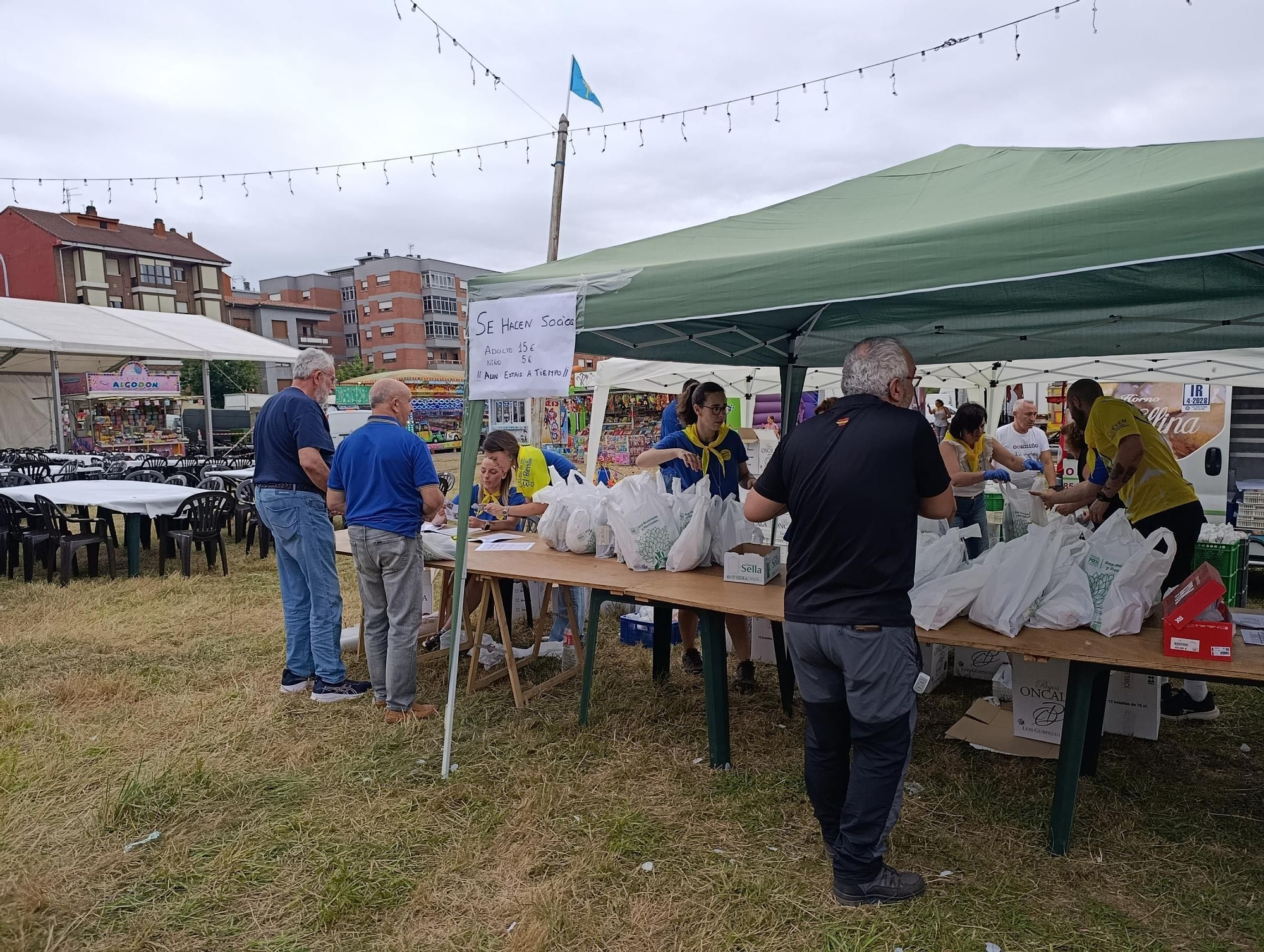 Mesa y mantel para más de mil personas en las fiestas de El Berrón