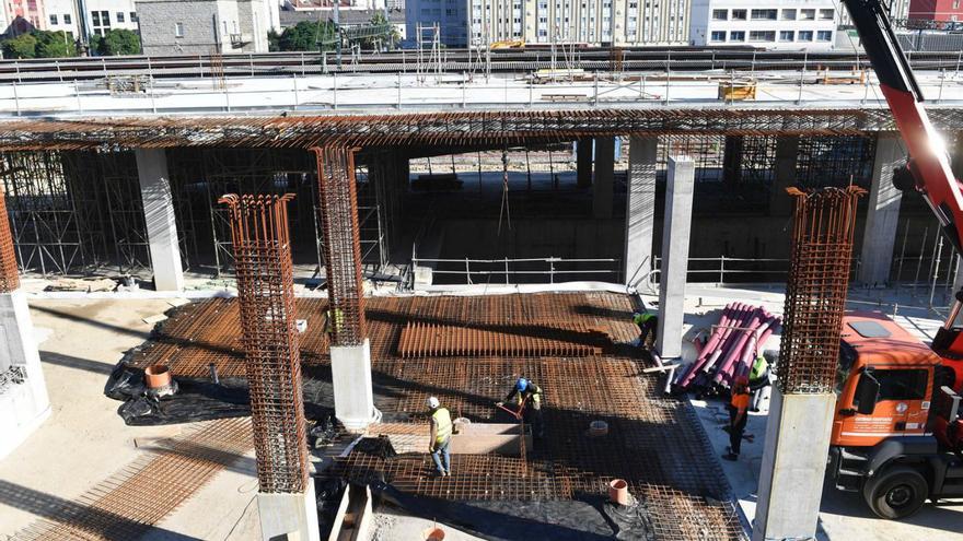 Adif amplía el contrato de la pasarela sobre la intermodal de A Coruña para estudiar un rediseño: podrá haber coches