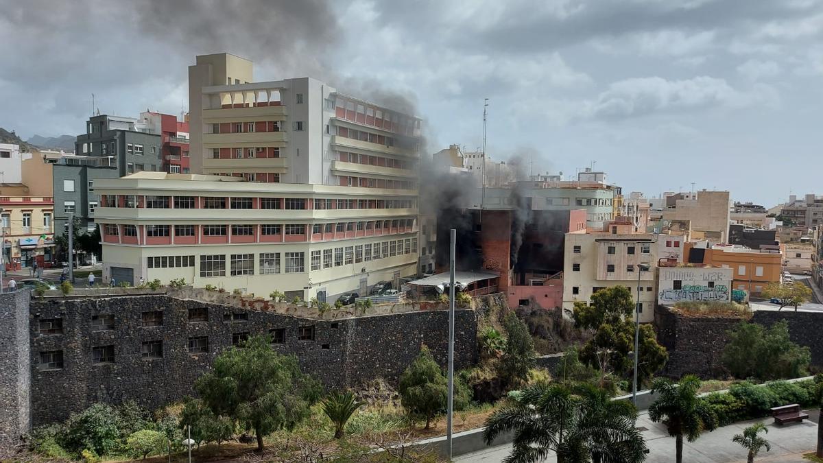 Voraz incendio en un edificio de la calle Salamanca de Santa Cruz de Tenerife