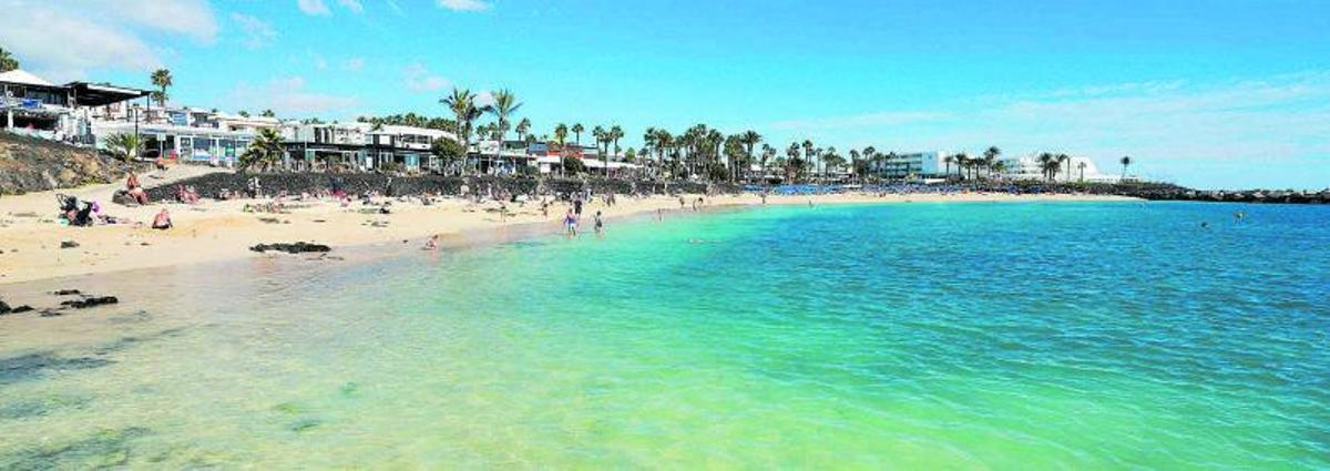 Bañistas en playa Flamingo, una de las áreas costeras en que se divide Playa Blanca.