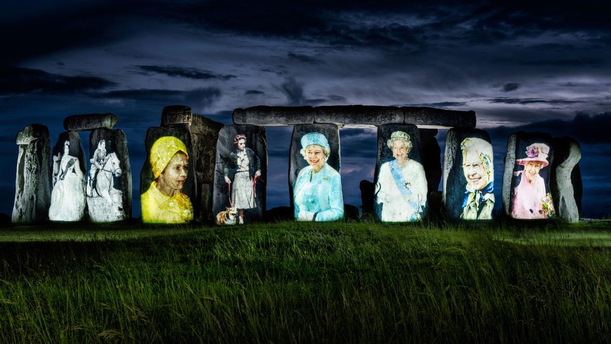 Imágenes de la reina Isabel II de cada década de su reinado, proyectadas en Stonehenge en Wiltshire, para conmemorar su Jubileo de Platino, el día 30 de mayo de 2022.