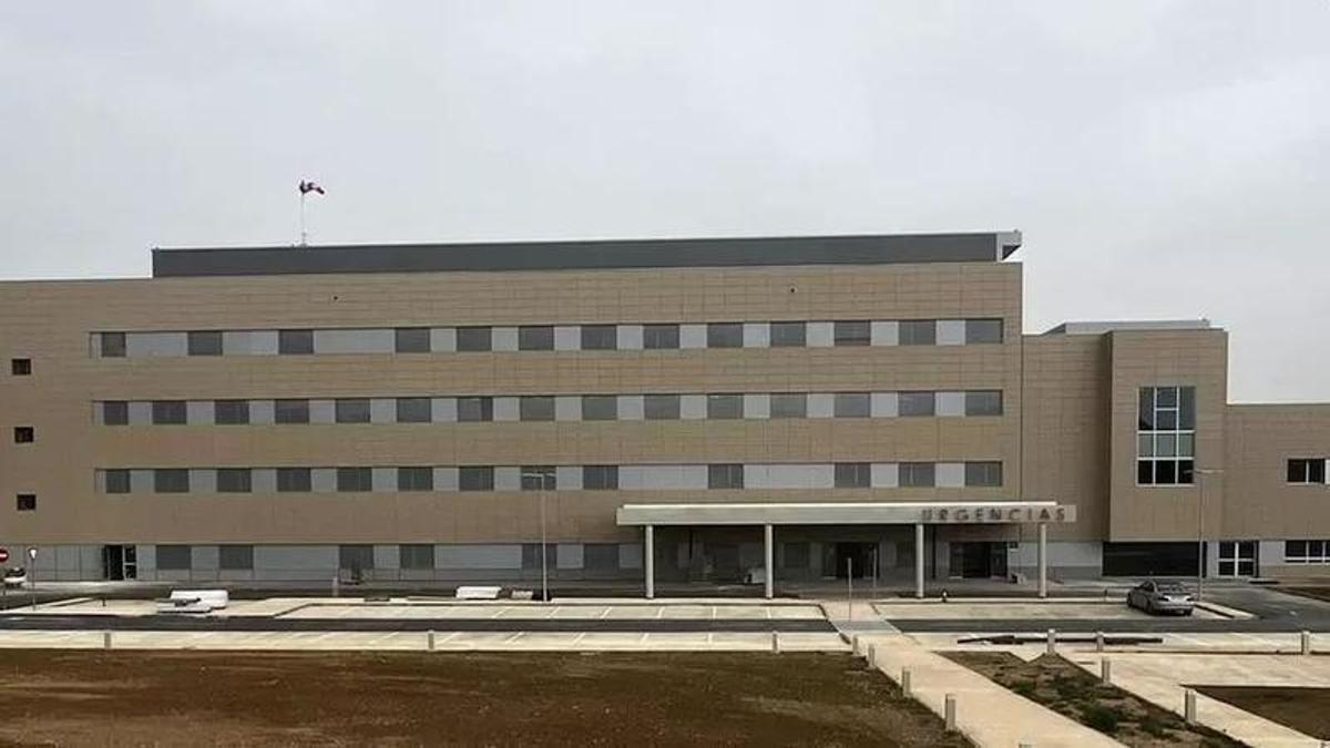 Vista de la fachada lateral que da acceso al área de Urgencias del nuevo hospital de Alcañiz.