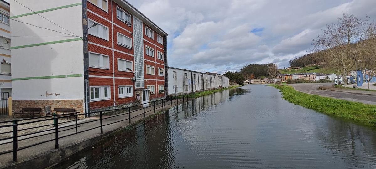 El río Monjardín, lleno, en la pleamar del sábado por la tarde.