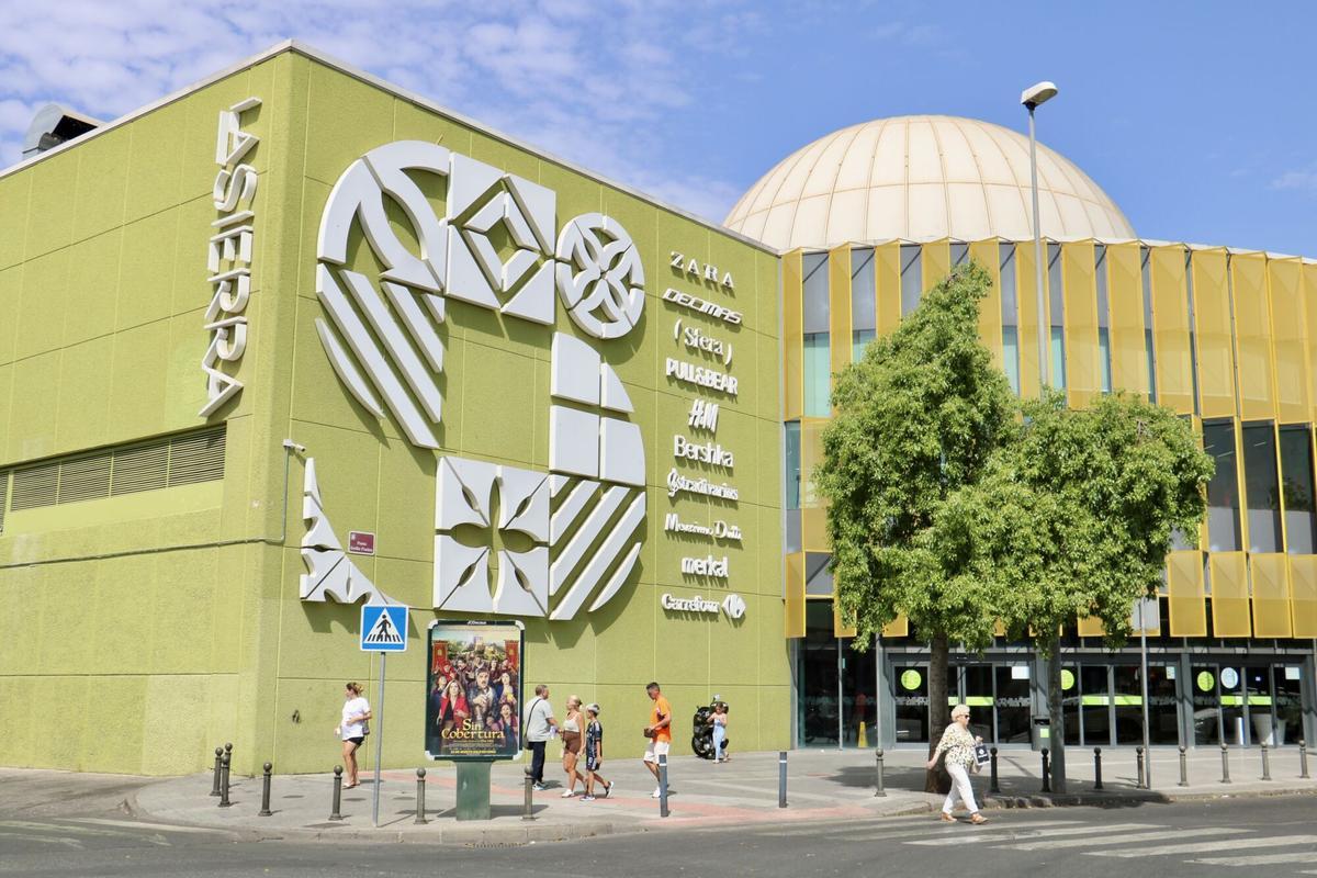 Vistas exteriores del centro comercial La Sierra, en Córdoba