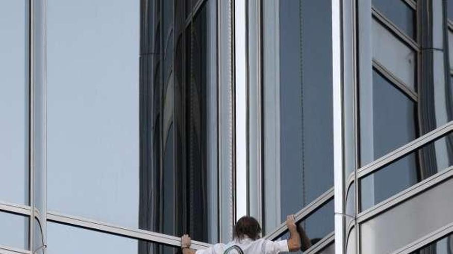 El &#039;Spiderman&#039; francés escala la torre más alta del mundo