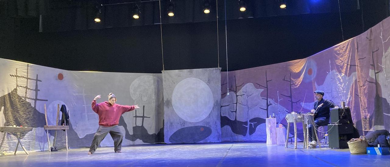La bailarina Belén Martí Lluch y el músico Joan Miquel Oliver, este martes en un ensayo de 'Pura Coincidansa'