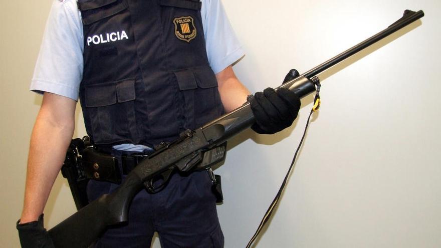 Un mosso d&#039;esquadra sosté el rifle que portava el conductor francès · Mossos d&#039;Esquadra
