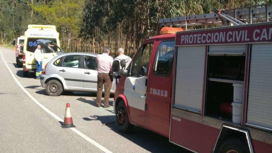 Ambulancia y vehículo de Protección Civil junto al coche accidentado. // Santos Álvarez