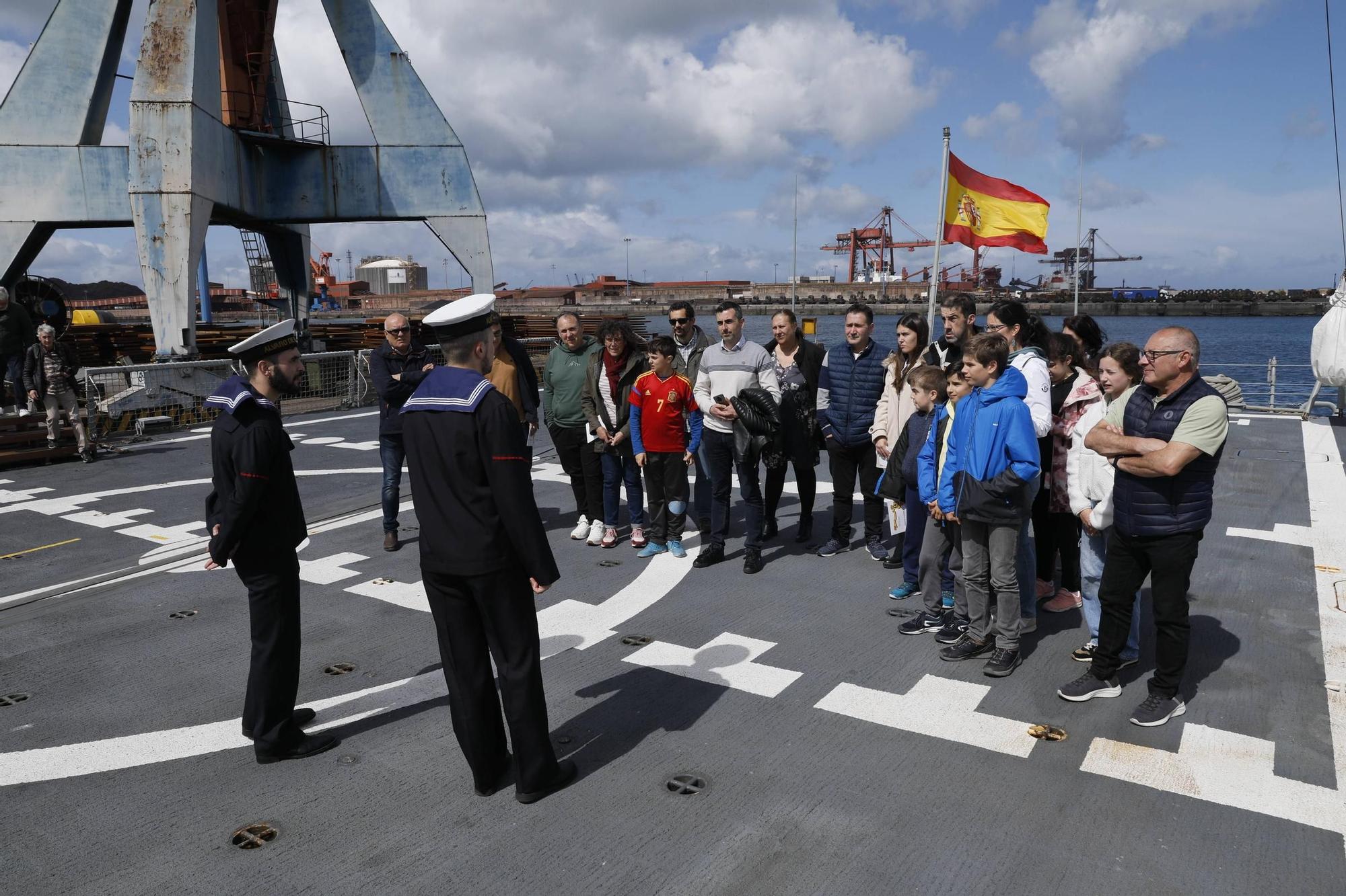 Así disfrutan los gijoneses de los dos buques de la Armada en El Musel (en imágenes)