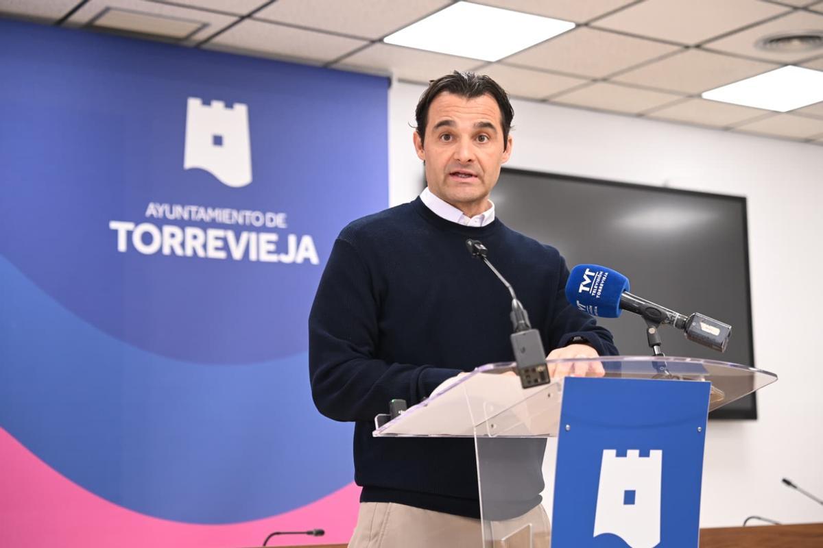Eduardo Dolón, alcalde de Torrevieja, durante la comparecencia sobre el crimen