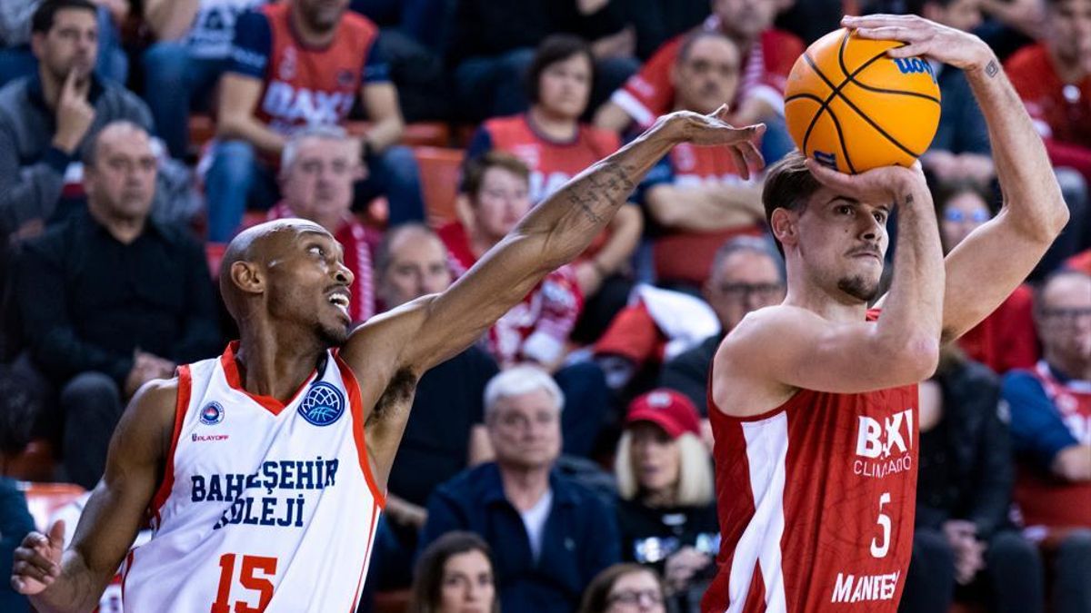 Guillem Jou es disposa a llançar davant Jamar Smith, del Bahcesehir, en el partit de segona fase de Lliga de Campions
