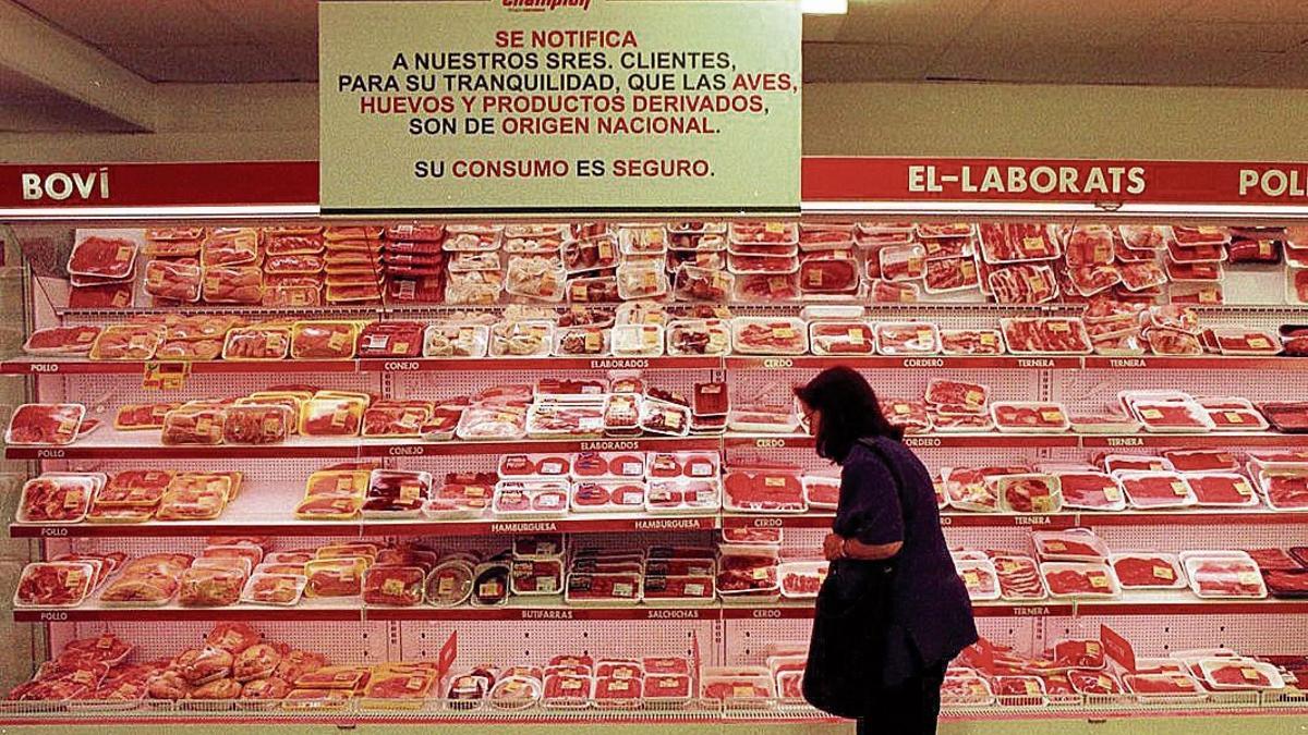 Venta de productos cárnicos en un supermercado Champion en Barcelona de los años 90