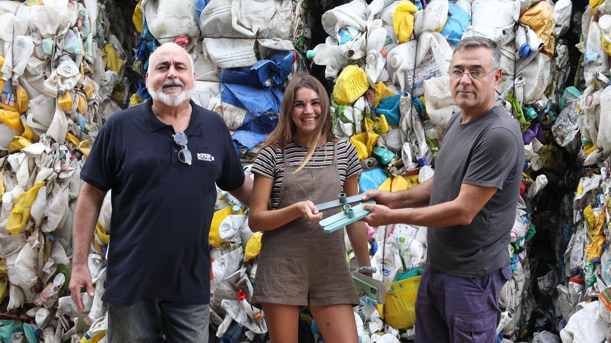 A partir de las botellas y otros restos retirados en el mar tres empresas de la Marina Alta han creado una escoba completamente reciclada