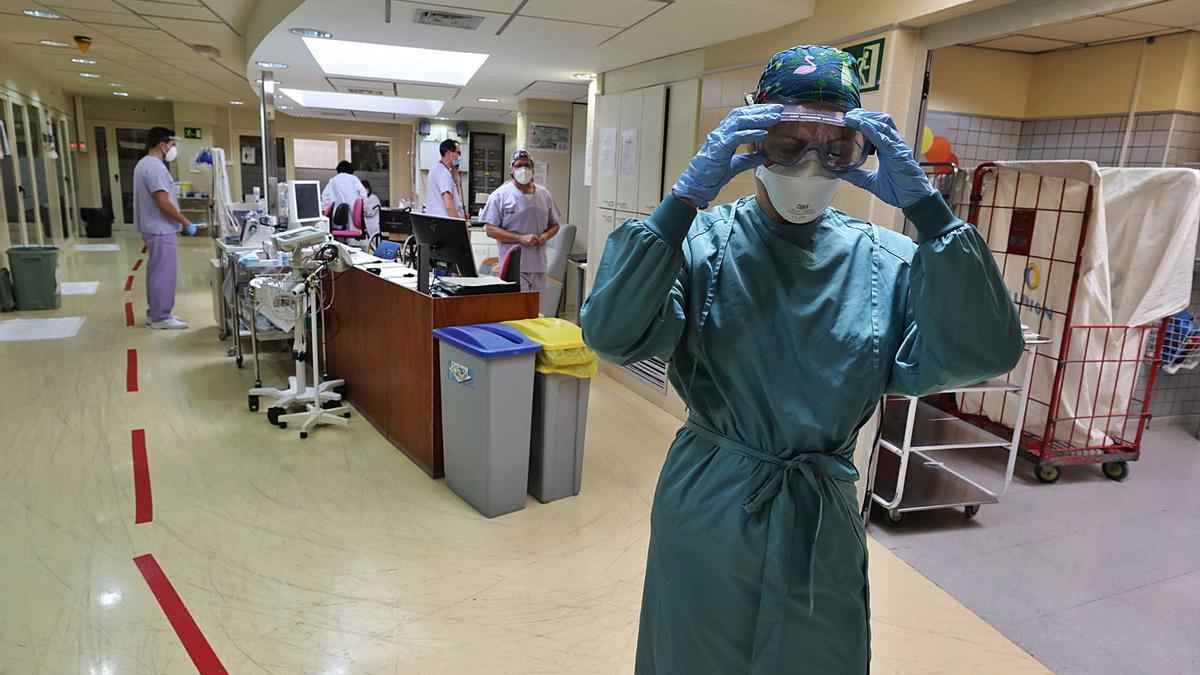 Personal sanitario se prepara para atender a un paciente de coronavirus en el Hospital General de Elche.