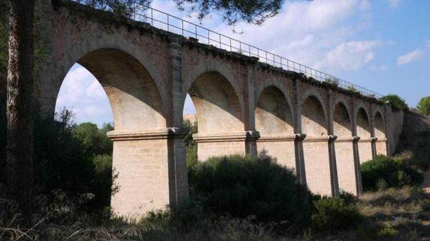 Blickfang: Brücke mit sieben Bögen.