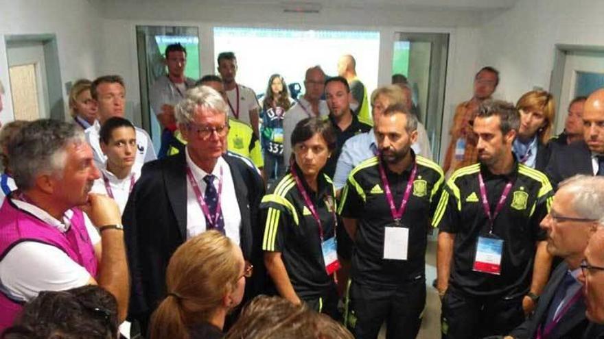 Toña Is, junto a Pedro López y Jorge Vilda, durante la interrupción de la final del Europeo sub-19.