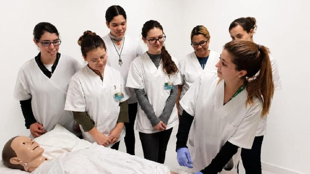 Alumnes dels cicles formatius sanitaris del Deulofeu en una sessió de pràctiques.
