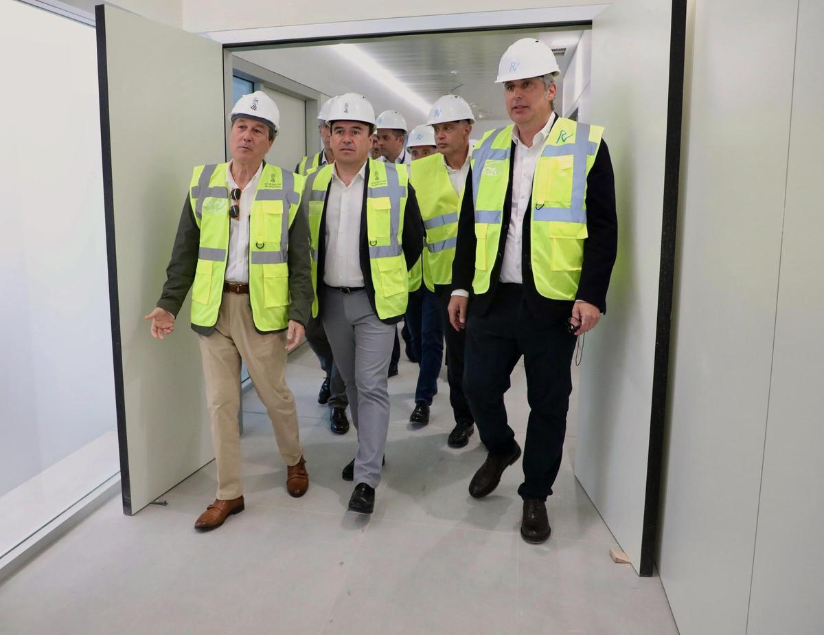 Juanfran Pérez Llorca en su visita al hospital de Orihuela junto al conseller Marciano Gómez.