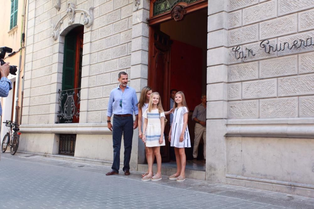 Los Reyes y sus hijas visitan la exposición de Miró y Picasso en Can Prunera de Sóller