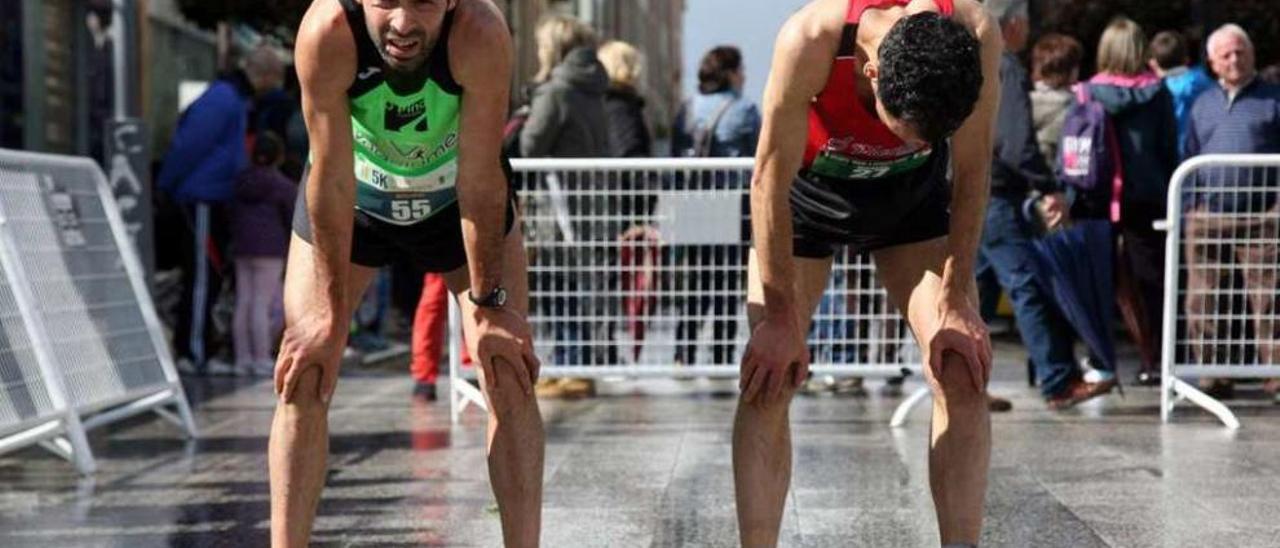 Pena y Vázquez marcaron el mismo tiempo en la meta de la Carrera del Salmón. // Bernabé/Luismy