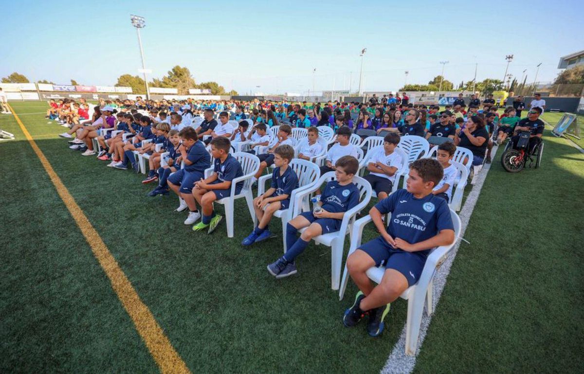 Los jóvenes futbolistas esperan el momento de subir al escenario. |