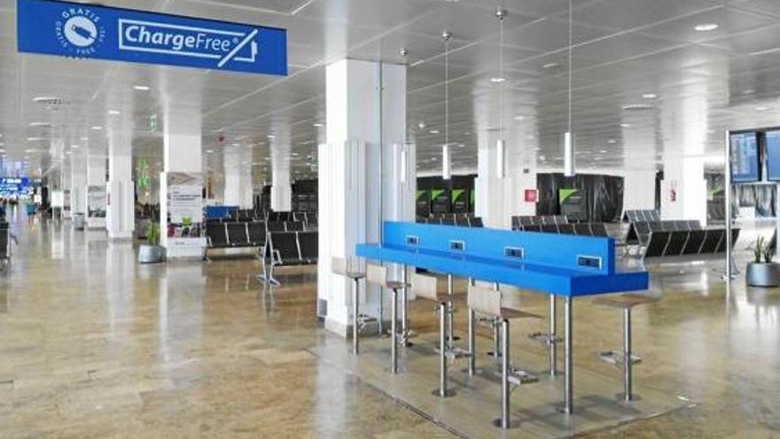 Mehr als 150 dieser Ladestationen wurden in den Terminals am Flughafen für die Passagiere eingerichtet.