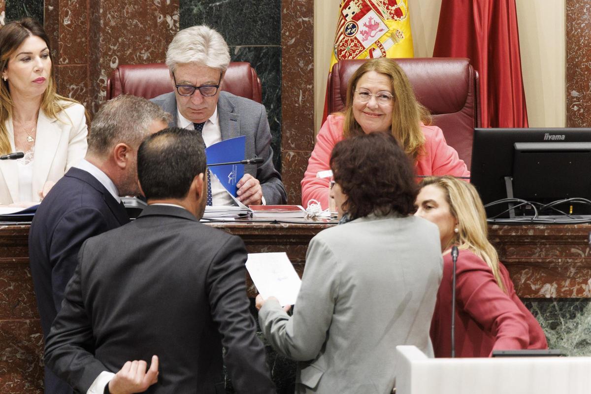 Los portavoces parlamentarios se dirigen a la presidenta de la Asamblea, Visitación Martínez, en un pleno de la semana pasada.