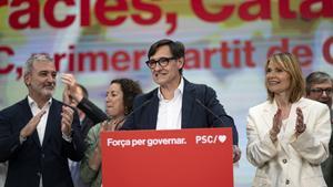 El líder del PSC y candidato a la Presidencia de la Generalitat, Salvador Illa (c), ofrece una rueda de prensa durante el seguimiento de la jornada electoral de elecciones