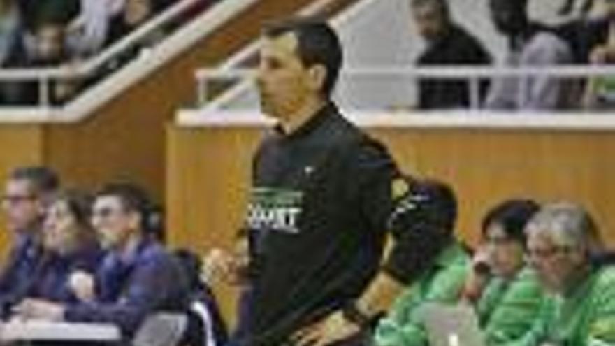 Carles Ribot, entrenador del Quart-Germans Cruz, durant un partit d&#039;aquesta temporada.