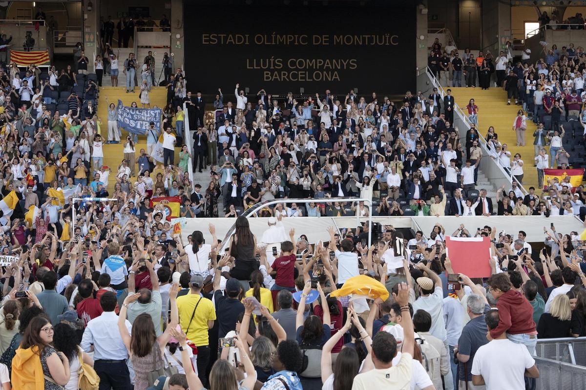 Vigilia del Papa León XIV en el Estadio Olímpico Lluís Companys.