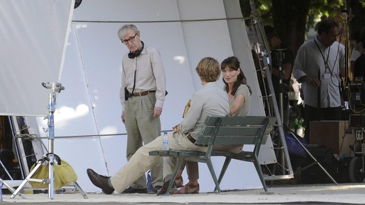 Woody Allen observa a la primera dama francesa Carla Bruni-Sarkozy y al actor estadounidense Owen Wilson durante la filmación de la película 'Medianoche en Paris'.