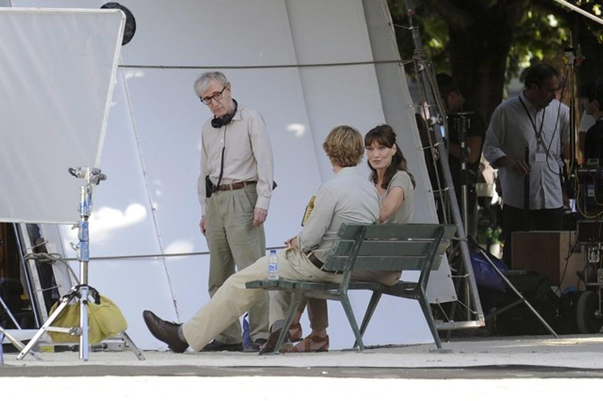 Woody Allen observa la primera dama francesa Carla Bruni-Sarkozy i l’actor nord-americà Owen Wilson durant la filmació de la pel·lícula ’Mitjanit a París’.